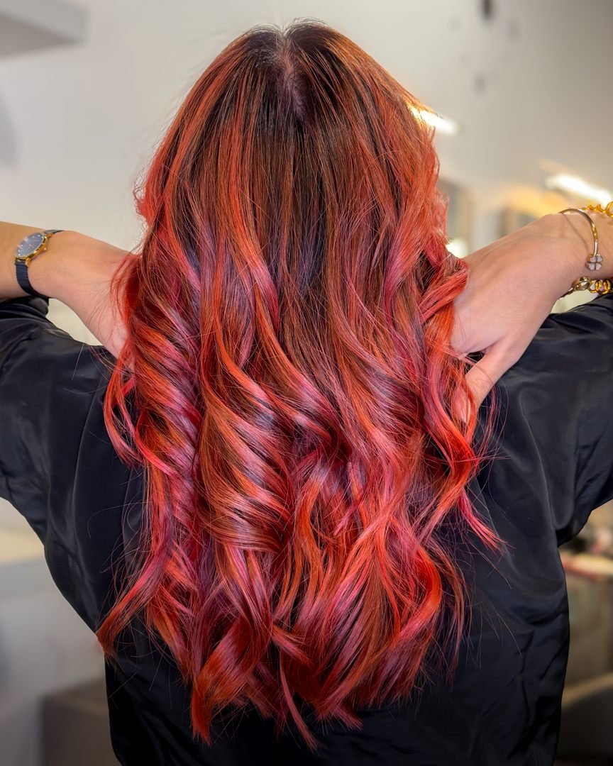 Color rojo intenso con ondas