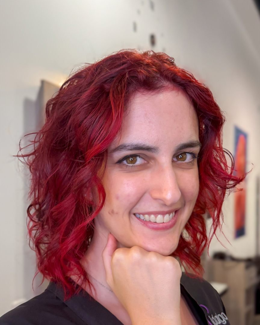 Contouring en rojo sobre cabello rizado