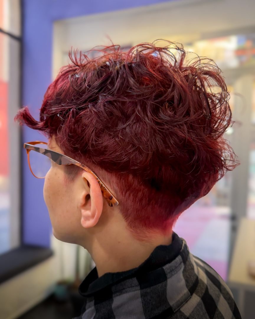 Corte pixie con color rojo