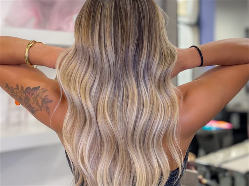 Balayage rubio con ondas en melena larga