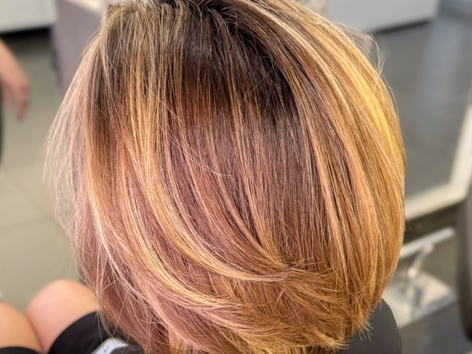 Corte bob con balayage caramelo, vista de espalda